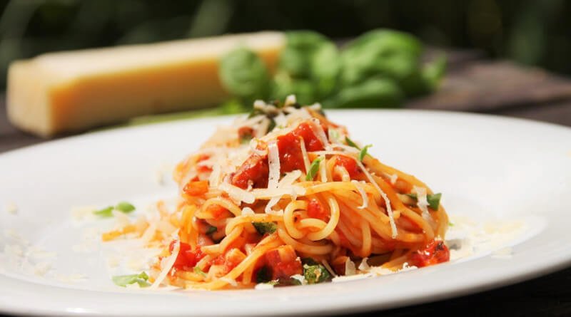 Špagety s rajčatovou omáčkou a parmazánem