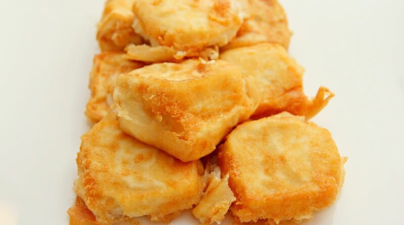Smažené tofu plněné sýrem